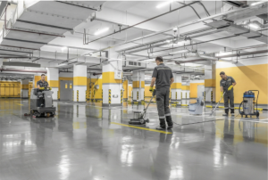 Empresa de limpieza de parkings en Barcelona realizando limpieza profesional con maquinaria industrial en aparcamiento subterráneo.