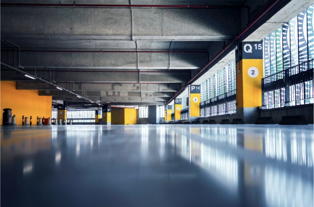 Empresa de limpieza de parkings en Barcelona con aparcamiento subterráneo limpio y suelo pulido tras mantenimiento profesional
