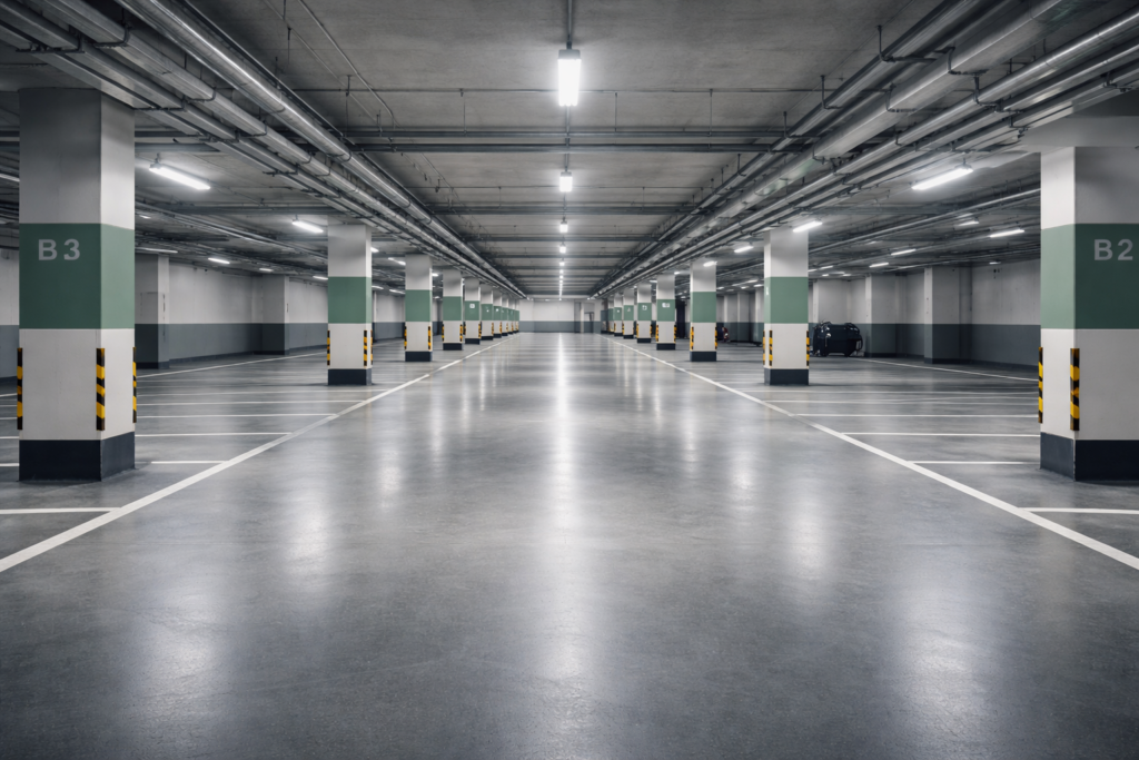 Vista limpia y ordenada de un aparcamiento subterráneo para hablar sobre la limpieza de parking.